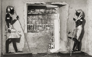Illustration for article titled What was it like to enter King Tut's tomb when it was opened in 1923?